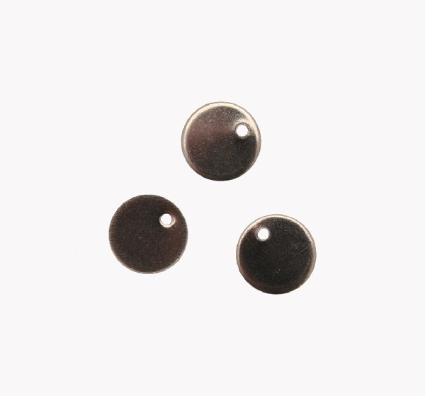 Ciondolo, in Acciaio, a forma di medaglia tonda, piatta, liscia, diametro 10 mm.