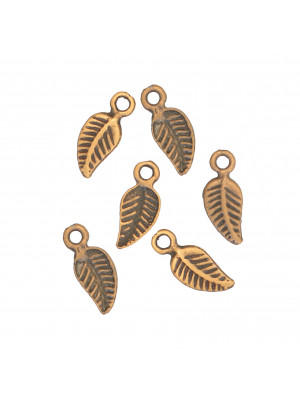 Ciondolo a forma di foglia piatta piccola sottile 6x10 mm.