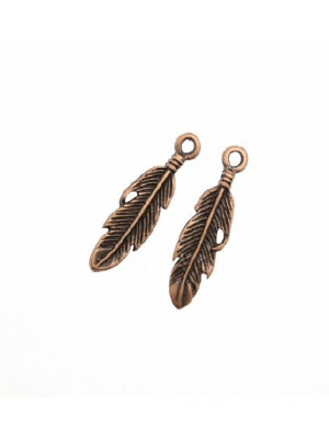 Ciondolo a forma di piuma piena dritta 8x23 mm.