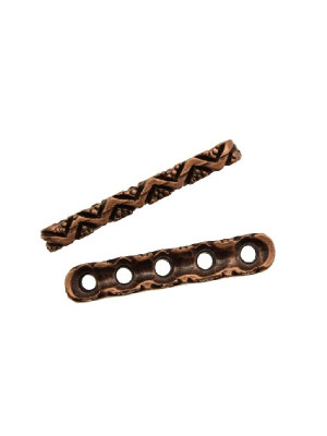 Distanziatore a forma di barretta per 5 fili con disegni grechi 30x4 mm.