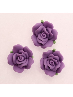 Rosa in pasta di fimo colorata, piatta sotto, con foro passante, larga 10 mm., alta 7,5 mm., colore Viola