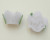 Rosa in pasta di fimo colorata, piatta sotto, con foro passante, larga 10 mm., alta 7,5 mm., colore Bianco