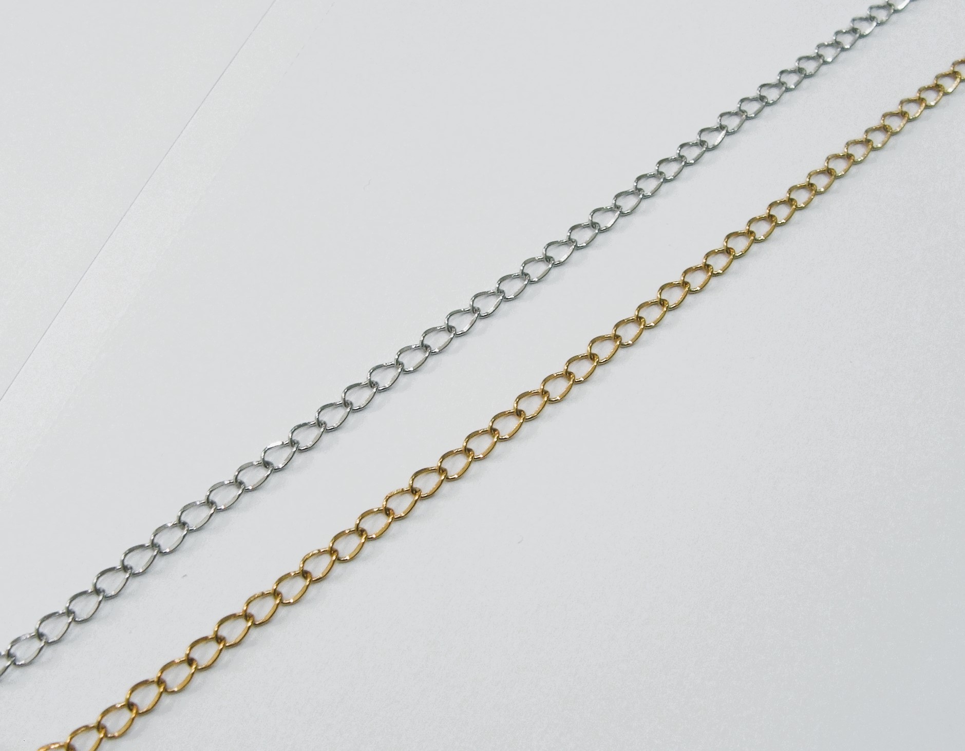 Catena grumetta sottile, in acciaio, diametro dell'anello 2x3 mm.