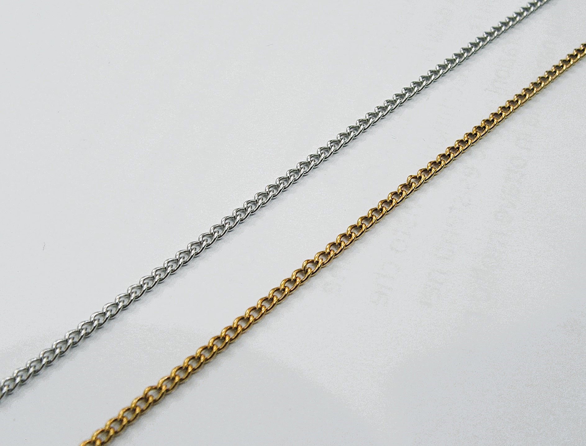 Catena grumetta sottile, in acciaio, diametro dell'anello 2,8x2,2 mm.