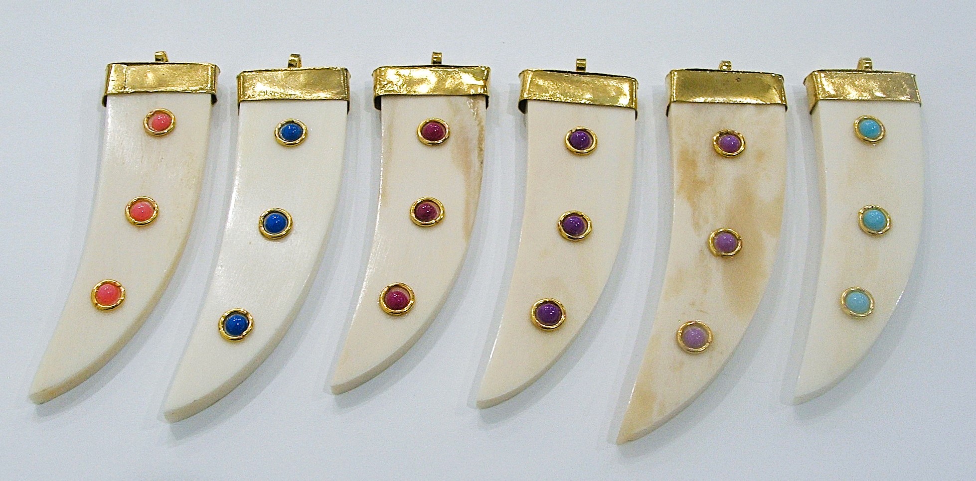 Corno in materiale naturale, con mezze perle incastonate, 80x25mm circa