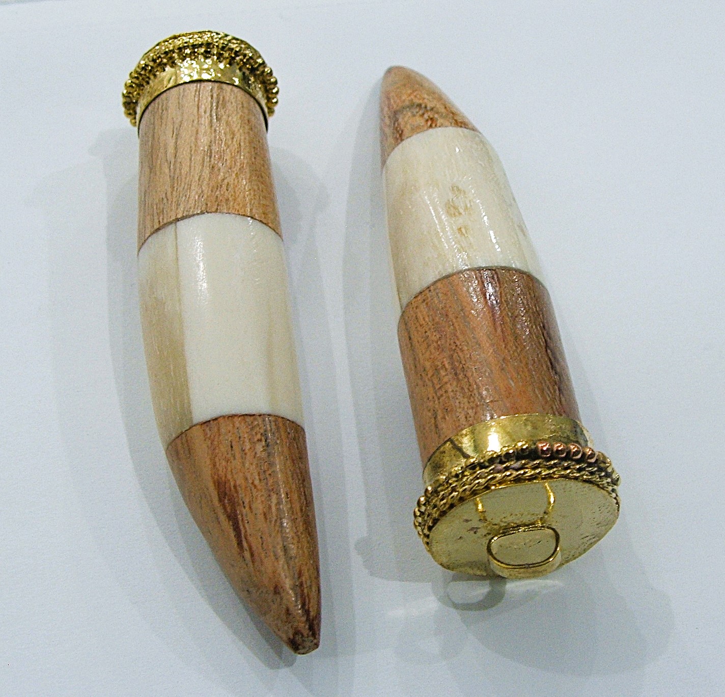 Corno in materiale naturale color avorio e legno, 80x17mm circa