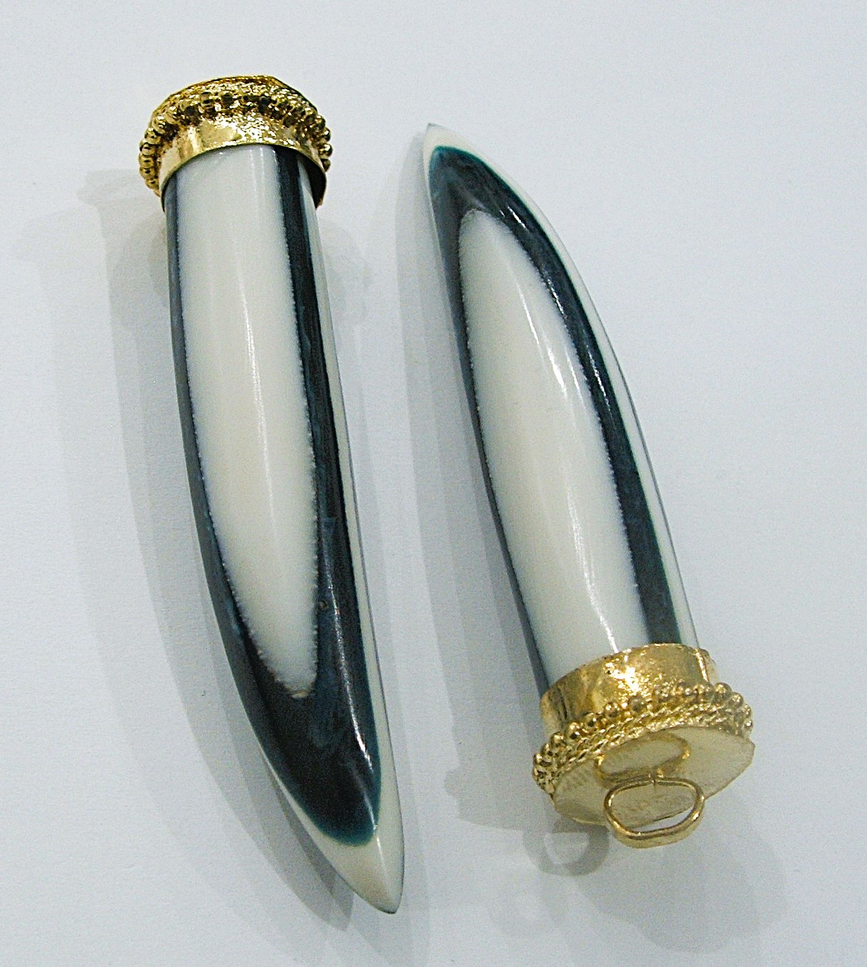 Corno in materiale naturale colore bianco/nero a righe verticali con sfumature blu, 80x15mm circa