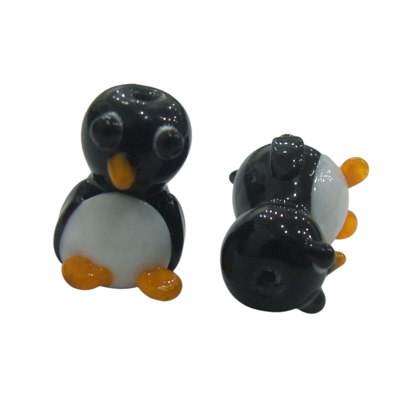 Pinguino in vetro colorato, con foro passante, misura 22x15 mm.