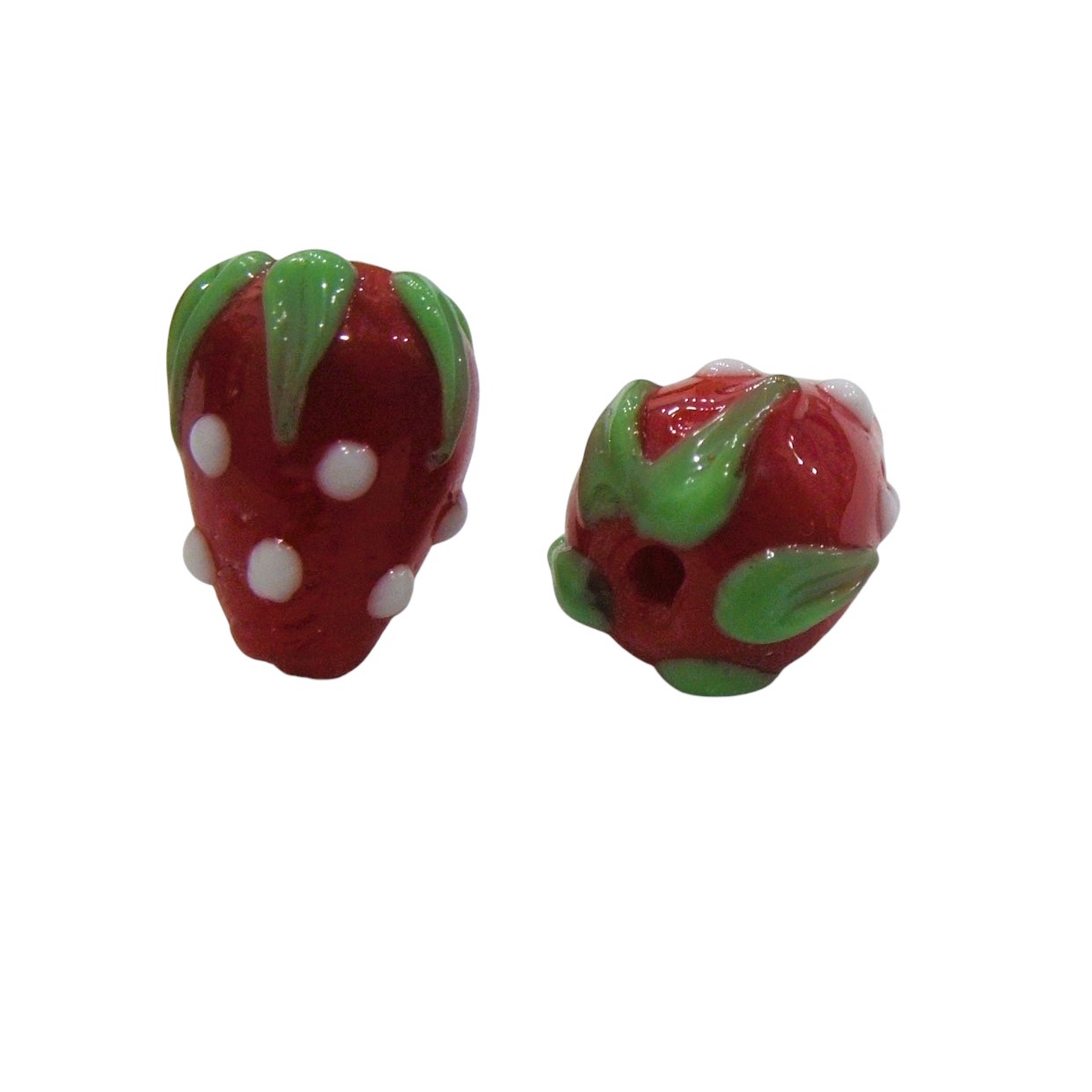 Fragola in vetro colorato, con foro passante, misura 17x13 mm.