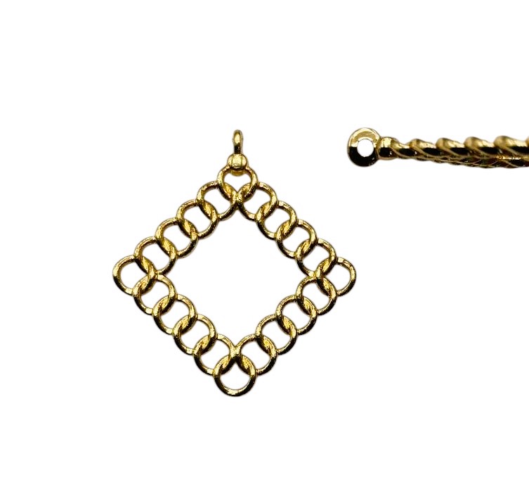 Base per orecchino, a forma di rombo, formato da anelli di catena, largo 32mm, alto 32mm