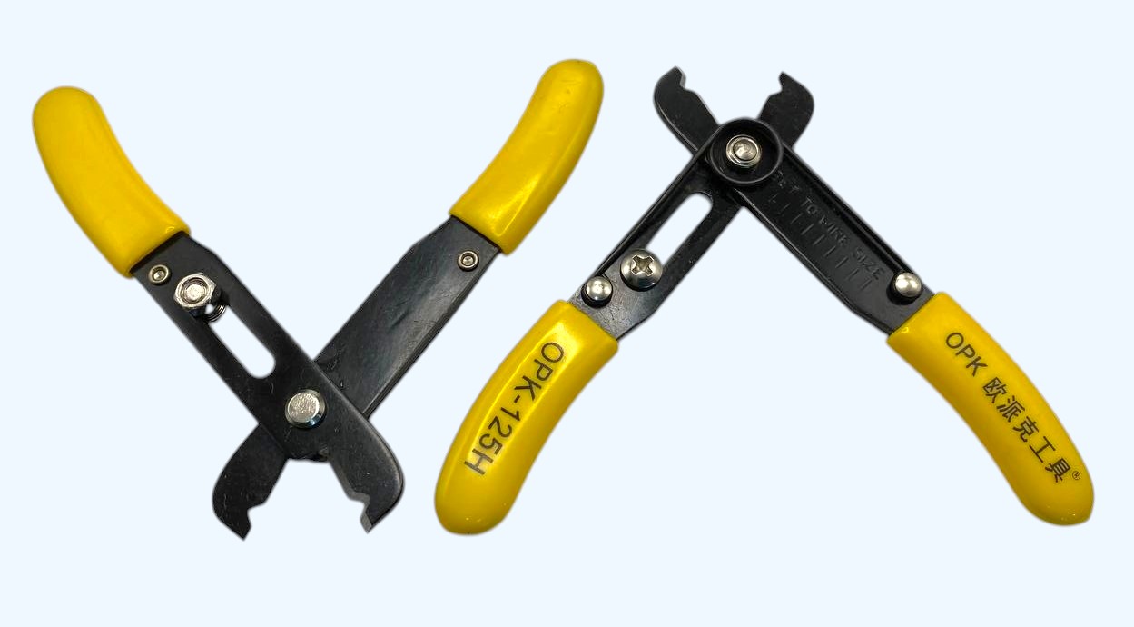 Pinza per apertura e chiusura di catene